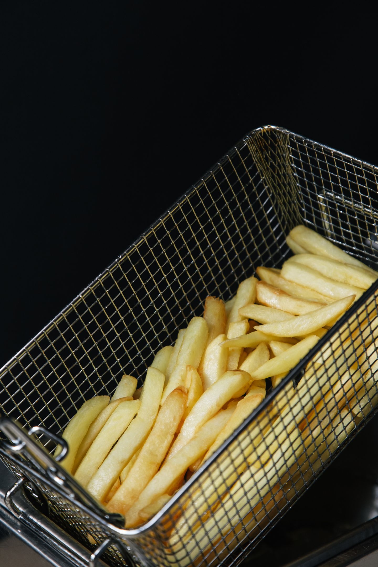 揚げかごに入ったフライドポテトのイメージ写真